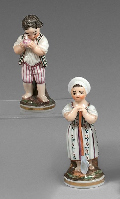 EST DE LA FRANCE (porcelaine) 两个小瓷器的儿童园丁雕像，有多色和金色的装饰。
19世纪初。
高度：10厘米