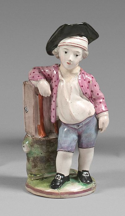 NIDERVILLER 表现一个小男孩靠在箱子上的雕像，有多色的装饰。
18世纪。
 （颈部有修复，底部有缺口）。
高度：12厘米