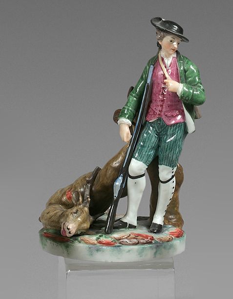 NIDERVILLER (Porcelaine) 圆形底座上的瓷器雕像，代表一个站立的猎人，脚下是一只鹿，有多色装饰。
标记的。
18世纪。
 （帽子的缺口）。&hellip;