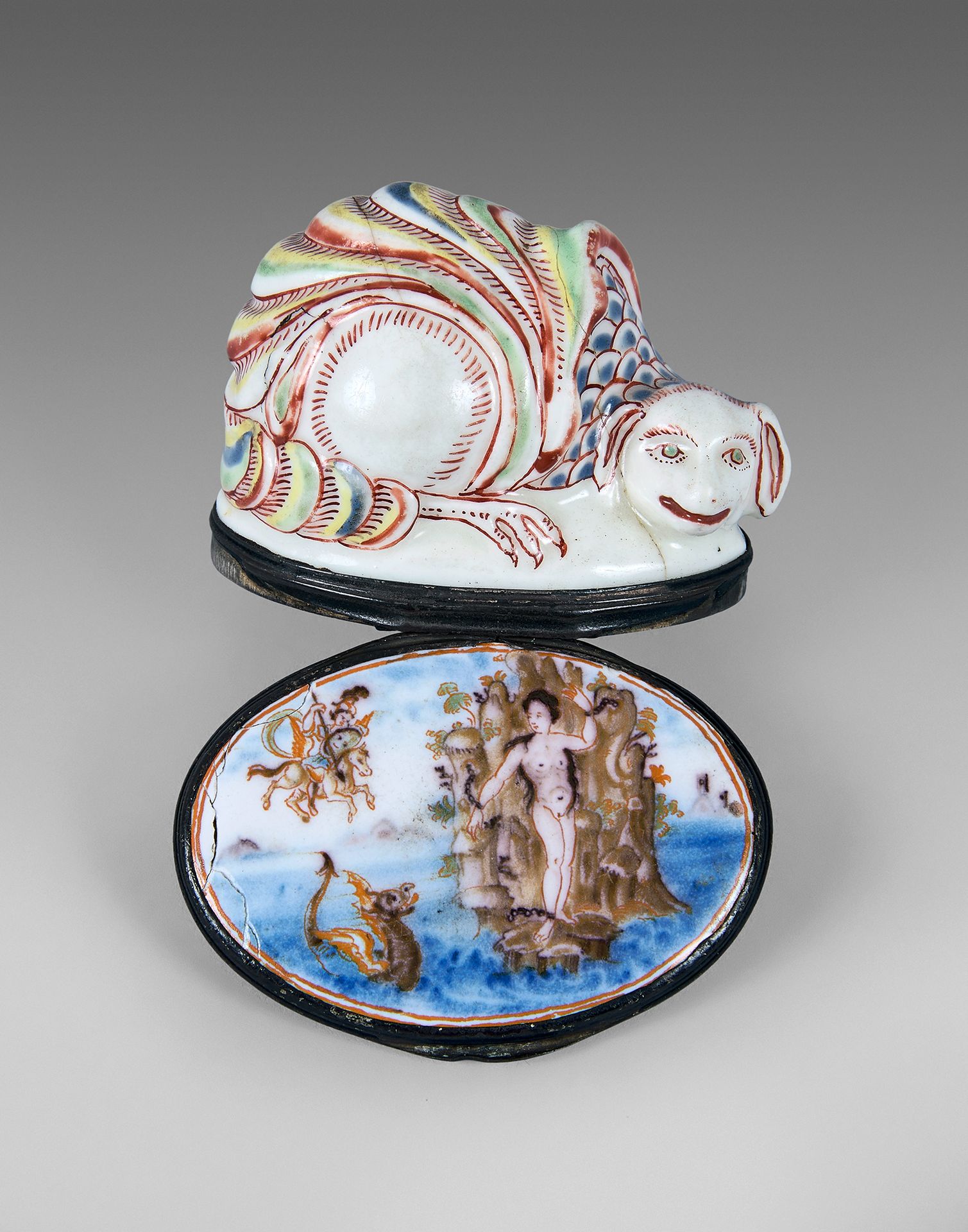 MOUSTIERS et SAINT-CLOUD 盒子是由一个带有多色装饰的软瓷的神奇动物形成的，盖子是Moustiers陶器，装饰有代表珀尔修斯送安德洛米达的&hellip;