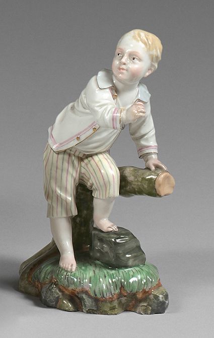 HÖCHST (porcelaine) 瓷器雕像，代表一个站在土丘上的小男孩，倚靠在树干上，有多色装饰。
背面有标记。
18世纪。
 （手和头发的修复，小的丢失&hellip;