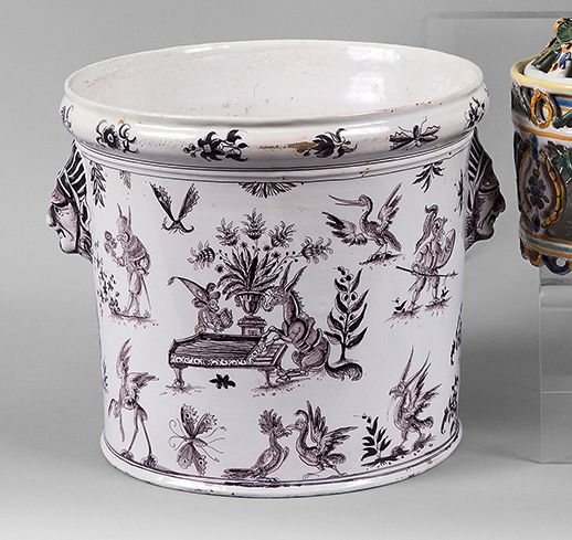 MOUSTIERS 锰紫浮雕装饰的大瓶桶，上面有许多怪兽、昆虫和花石。手柄是一个马斯卡龙头的形状。
标记的。
制造Olérys。
18世纪。
高度：19厘米