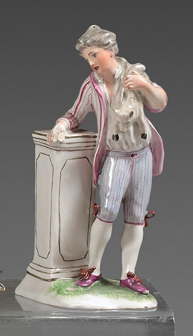 NIDERVILLER 表现一个年轻的牧羊人靠着柱子站立，肩上抱着一个孩子的遗体的雕像，有多色装饰。
18世纪。
 （Chips）。
高度：14厘米