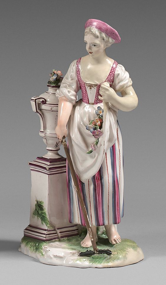 NIDERVILLER 表现园丁在柱子上的花瓶旁拿着耙子的大型雕像，有多色装饰。
18世纪。
 （颈部、一个手臂和底座的修复）。
高度：21厘米