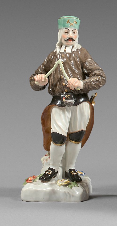 MEISSEN 一尊大型的波兰矿工雕像，身着盛装，手持道夫棒，腰间挎着一把剑和一盏灯，后期有多色和金色装饰。标记的。
J.-J. Kändler和P. Rein&hellip;