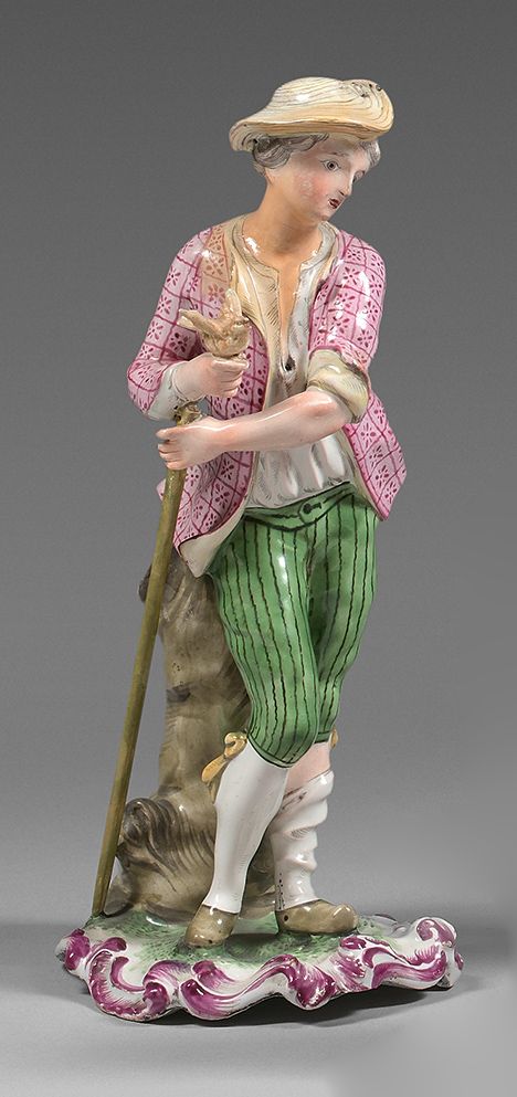 NIDERVILLER 代表一个年轻鸟人的雕像，站在一个长满草的石墩上，有多色的装饰。
18世纪。
 （颈部和帽子的修复）。
高度：21厘米
