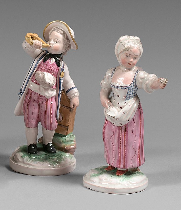 NIDERVILLER 圆形底座上的两个雕像，代表一个吹喇叭的小男孩和一个年轻女孩，有多色的装饰。
18世纪。
 （树干和女孩的脖子上有修复，有小部分丢失）。
&hellip;