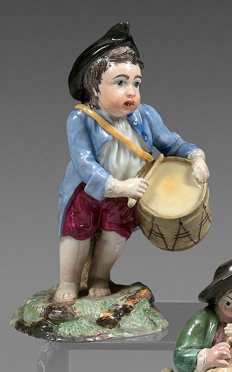 NIDERVILLER 两个儿童雕像，一个鼓手和一个站在土丘上的种植者，有多色装饰。
18世纪晚期。
 （修复）。
高度：13厘米