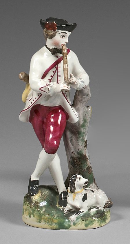 LUNEVILLE 雕像表现一个靠在树干上的长笛演奏者，一只狗躺在他的脚下，有多色装饰。
18世纪。
高度：18厘米