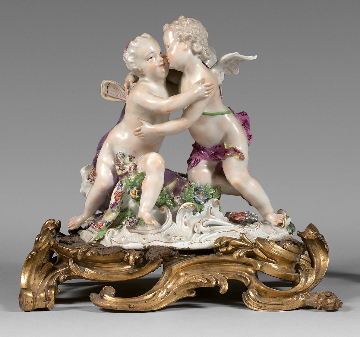 MEISSEN 一组大型的两个披头散发的恋人拥抱在一起，放在一个椭圆形的罗盖尔底座上，上面有浮雕的花朵装饰，有多色和金色装饰。鎏金青铜框架是由罗盖尔涡旋构成的。&hellip;