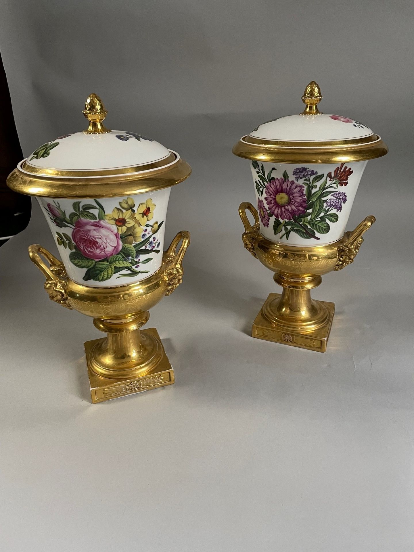 PARIS Pair of covered vases on pedestal, with polychrome decoration of flowers a&hellip;