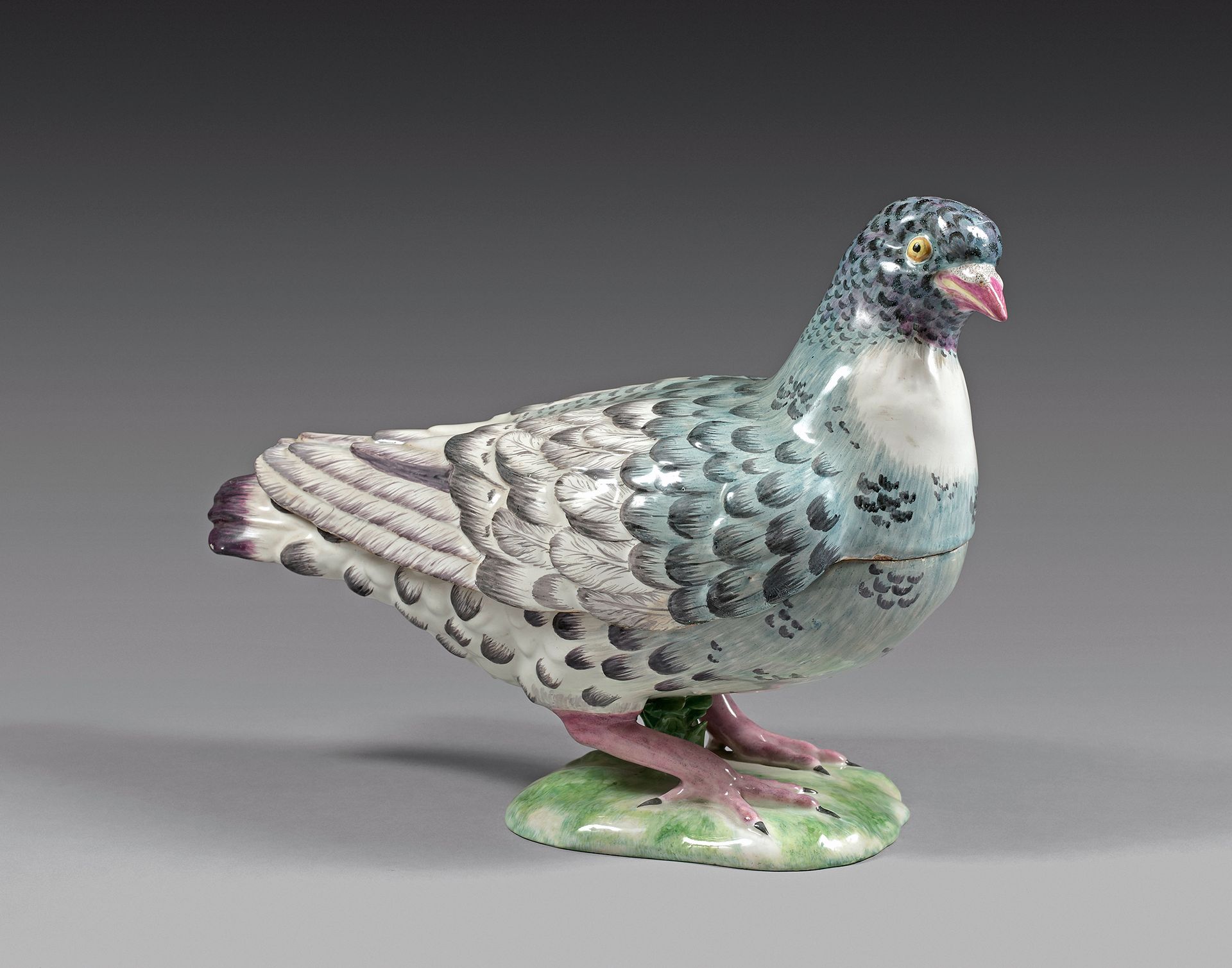 STRASBOURG 鸽子形状的有盖陶器，灰色和蓝色背景的羽毛，放在一个仿草的底座上。
由保罗-汉农制作。
约1748-1754年。
 （喙尖和尾巴的修复，胸部&hellip;