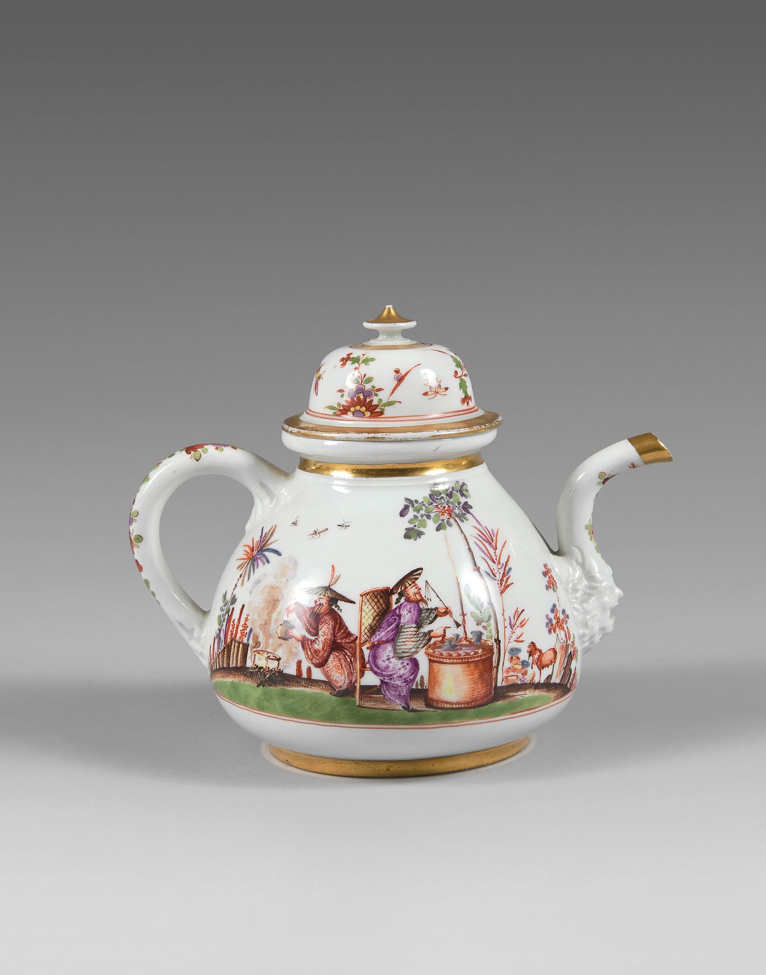 MEISSEN 瓷质有盖茶壶，上面有多色和金色的中国园林场景的装饰，壶嘴的底部有一个浮雕的怪诞面具。
标记为KPM。
约1725-1730年。
 （盖子上有芯片&hellip;