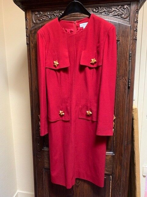 Null Lot aus dem Hause MICHEL DOUCET Größe 38.

Rotes Kleid

Kleid aus Stroh

Sc&hellip;