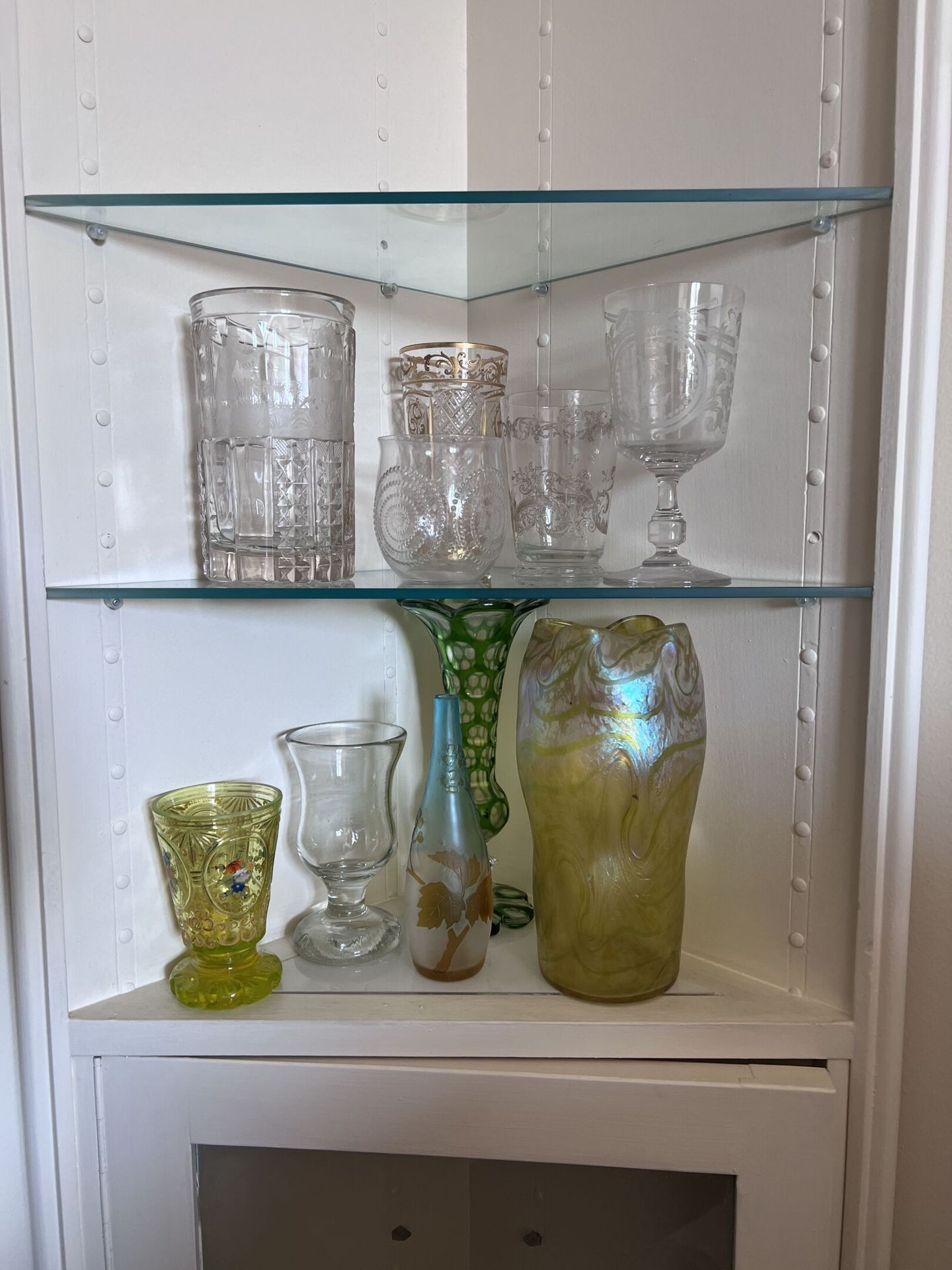 Null 一批玻璃和水晶杯，高脚杯，烧瓶，一个刻有猎人的大型波西米亚玻璃高脚杯，一个新艺术风格的小型彩虹玻璃花瓶
