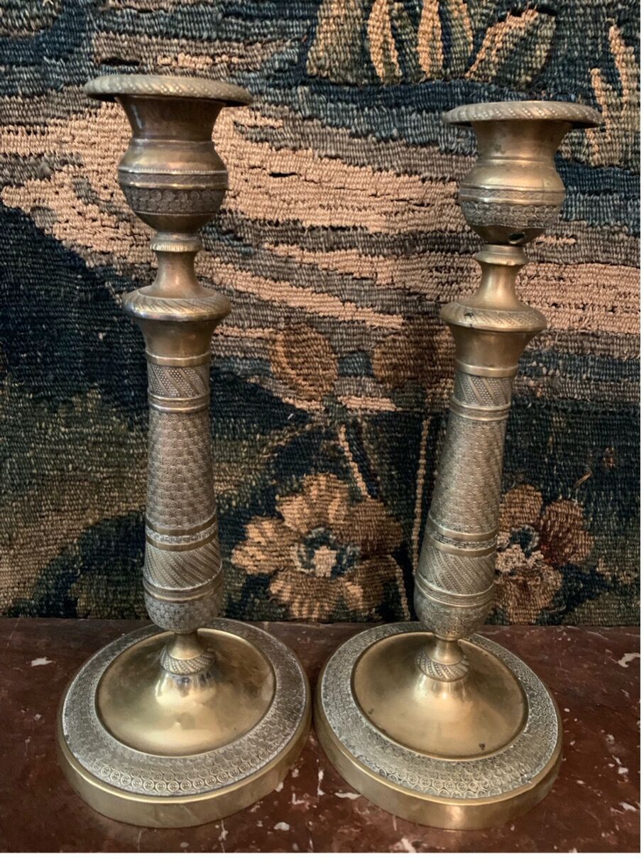 Null Pair of baluster torches in chased bronze on pedestal. Removable wicks.

Mi&hellip;