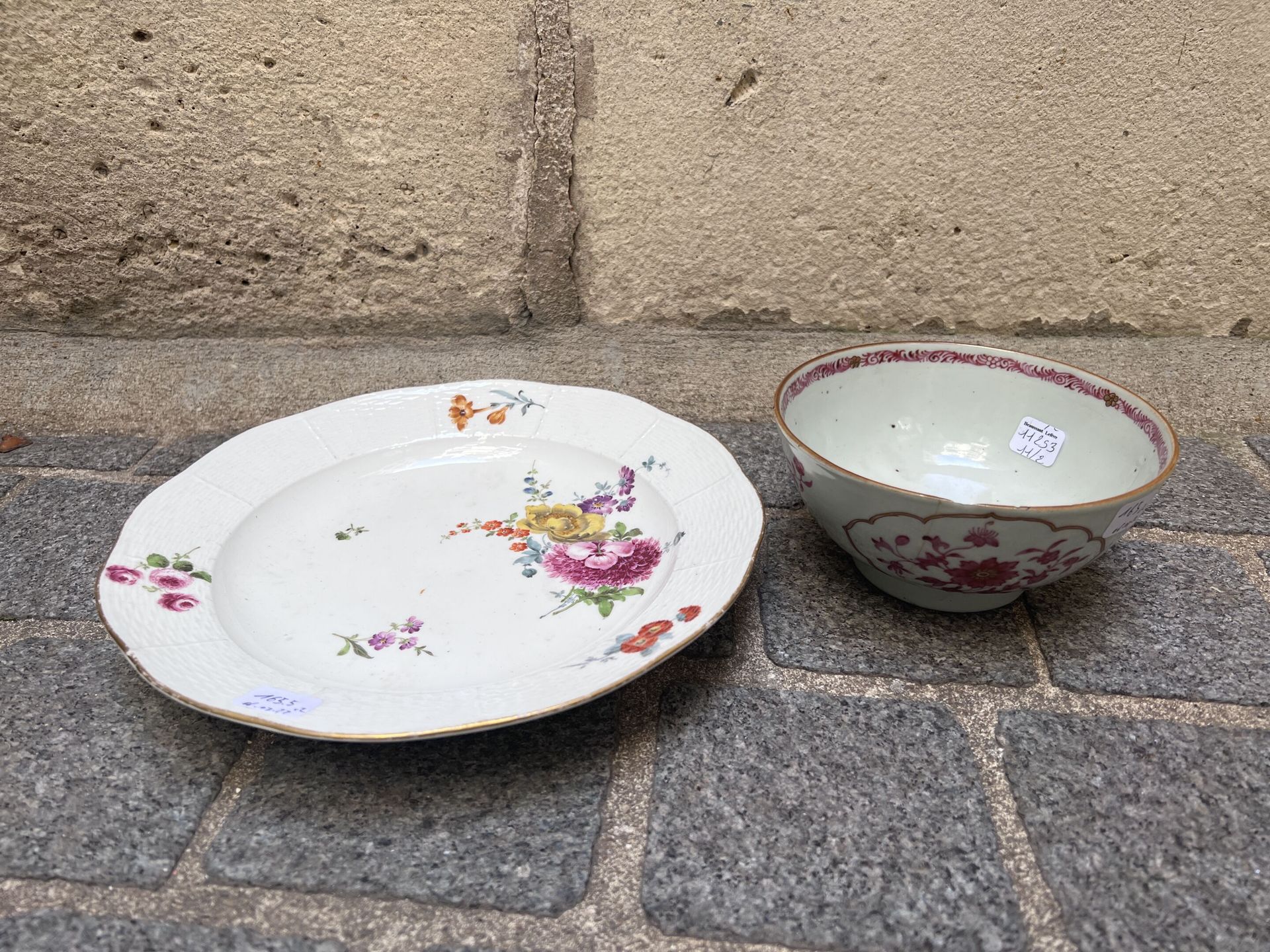 Null 一个迈森瓷器的多色花盘和一个Compagnie des Indes瓷器的粉色和金色花碗（碎片）。