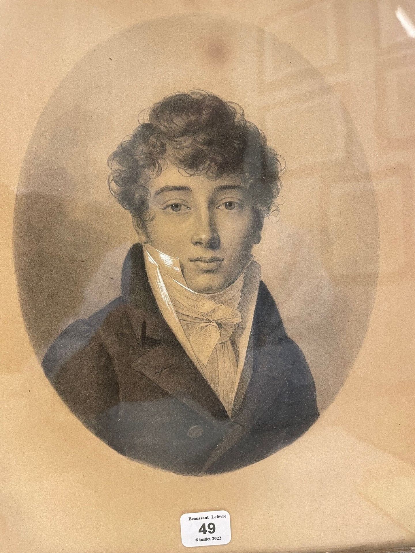 Null 19世纪的法国学校。

"一个年轻人的画像"。

石墨、木炭和白色亮点。

装在一个带有棕榈花纹的镀金框架中。

25.5 x 20 cm