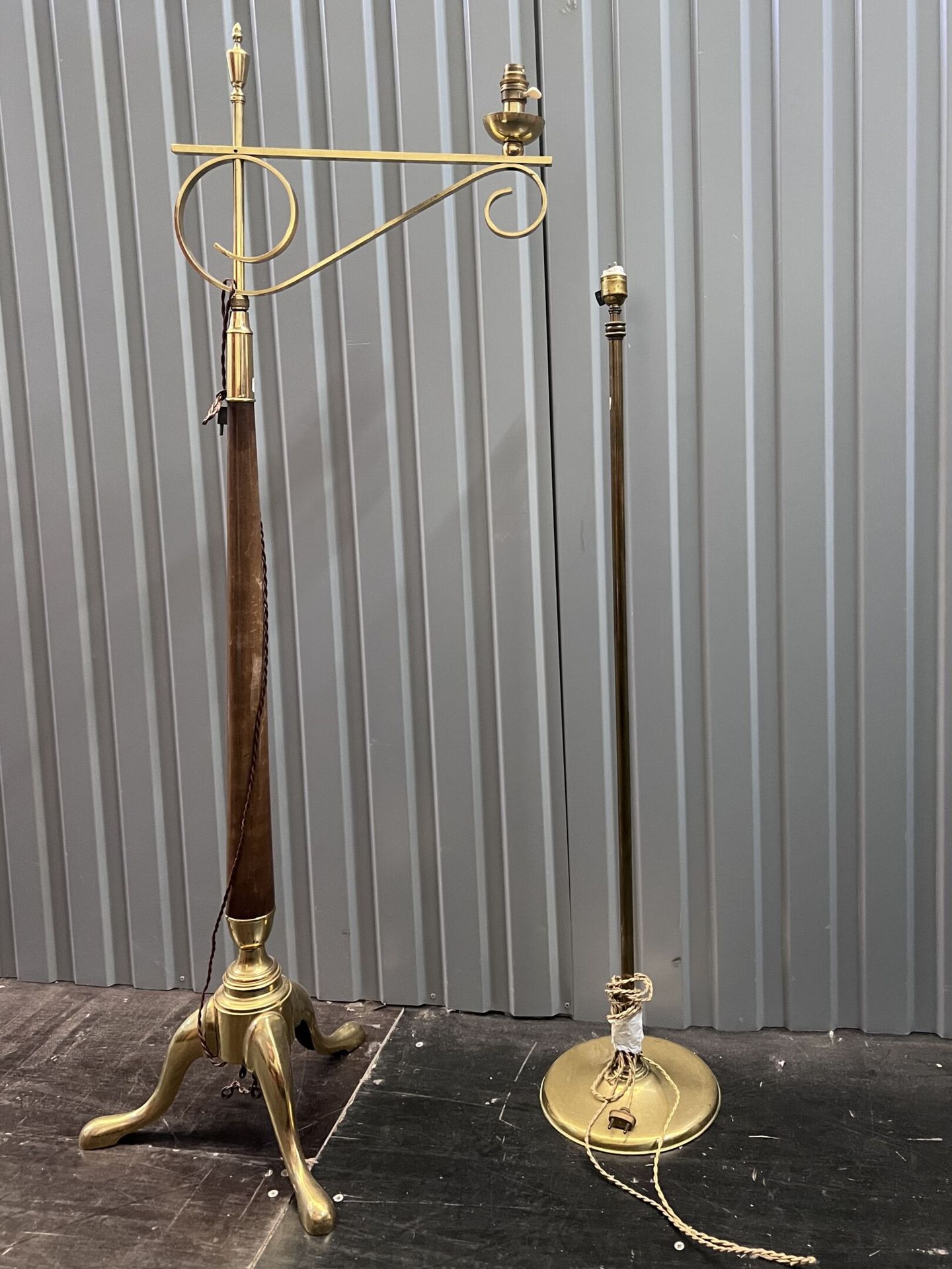 Null Gilded brass reading light, walnut shaft standing on a tripod base 

H. 131&hellip;