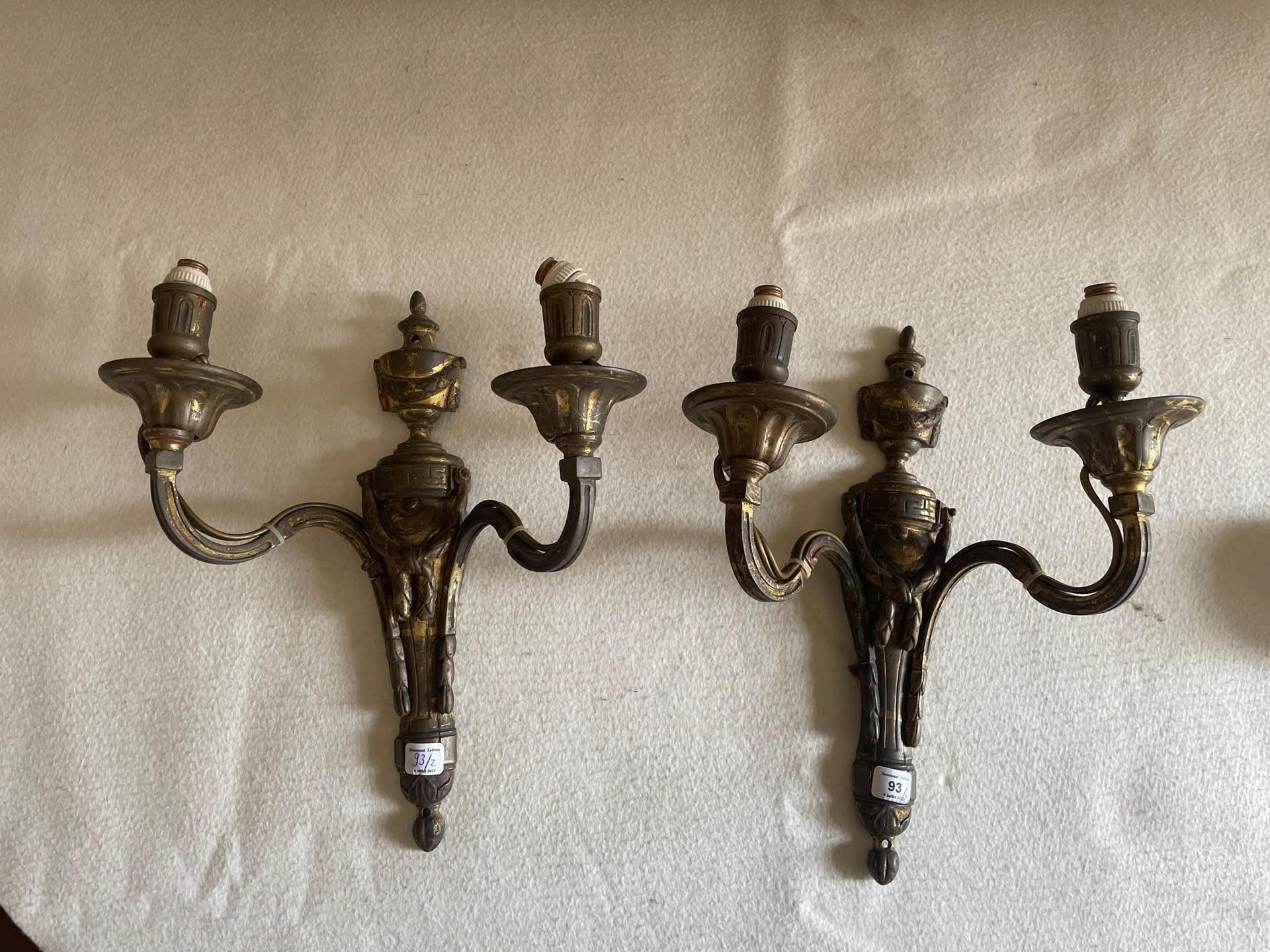 Null 一对青铜壁炉，两只灯臂上刻有花环。

路易十六风格。