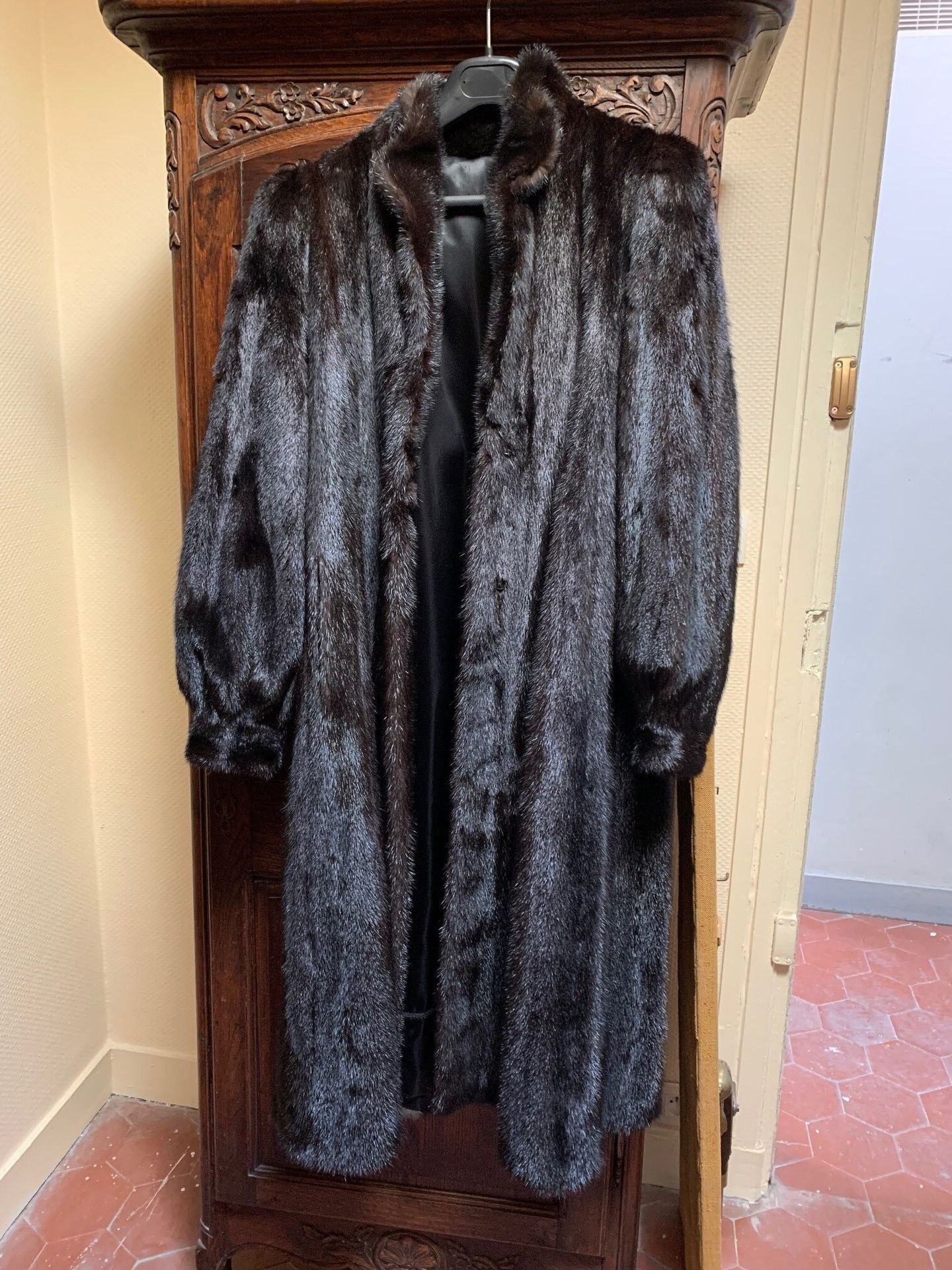 Null Lot of furs: 

NORBERT ALEXANDRE. Long dark mink coat. Size 38.

Long jacke&hellip;