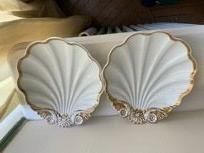 Null Pair of shell-shaped cups in white and gold porcelain with flowers and foli&hellip;