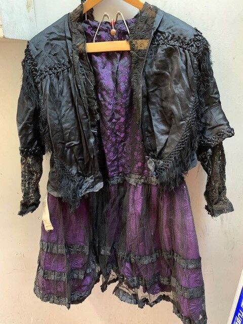 Null Lot of old linen :

Purple skirt and black bodice in silk and lace.

Black &hellip;