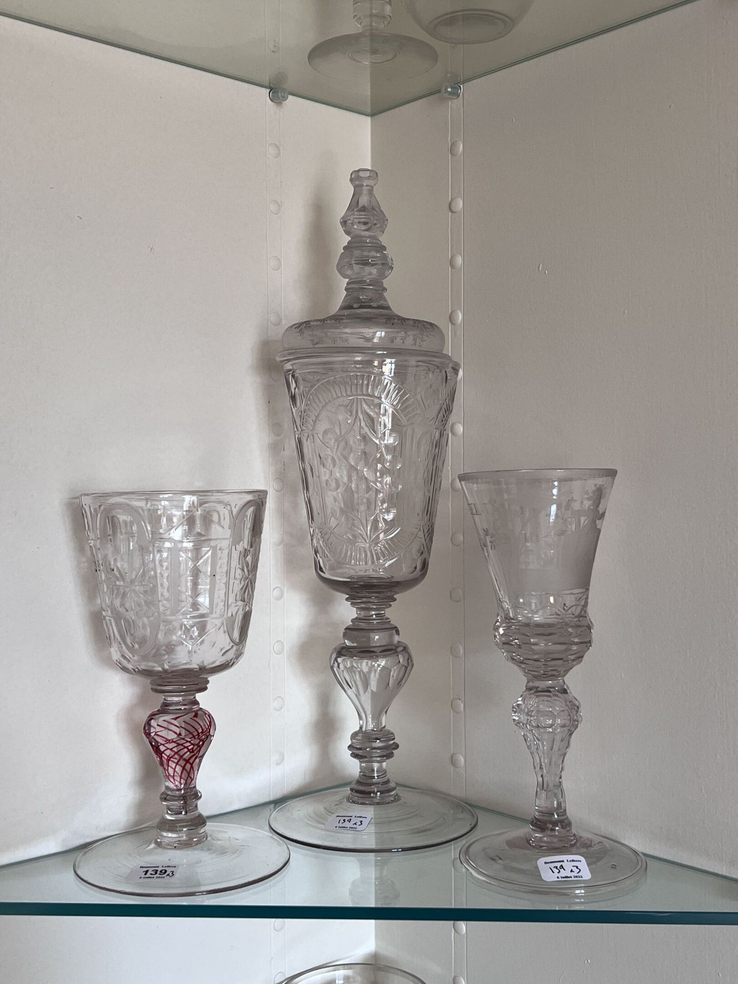 Null Pokal y dos vasos de pata de cristal tallado (siglo XVIII)