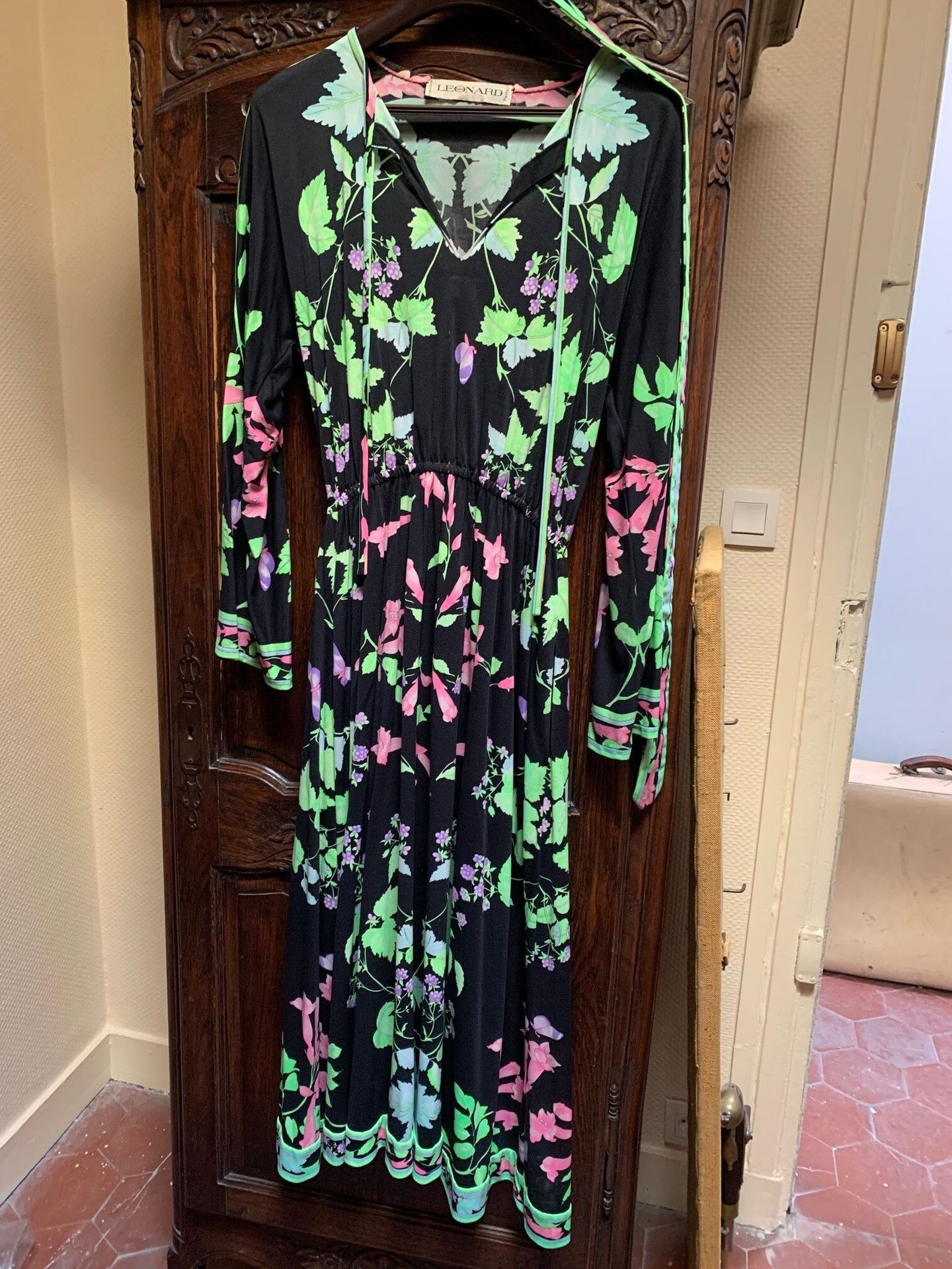 Null Lot :

LEONARD Paris, robe longue à fleurs sur fond noir

RALPH LAUREN, ver&hellip;