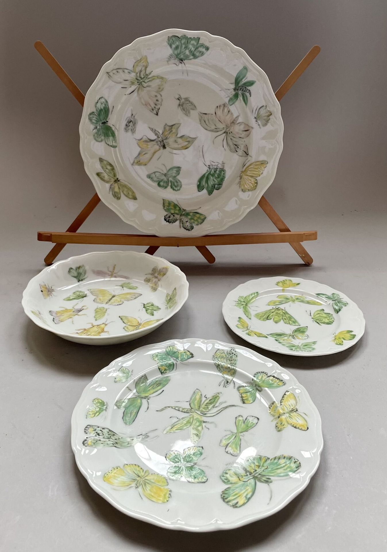 Null 一件利摩日瓷器晚餐服务的一部分，装饰有蝴蝶，包括三个尺寸的X盘。