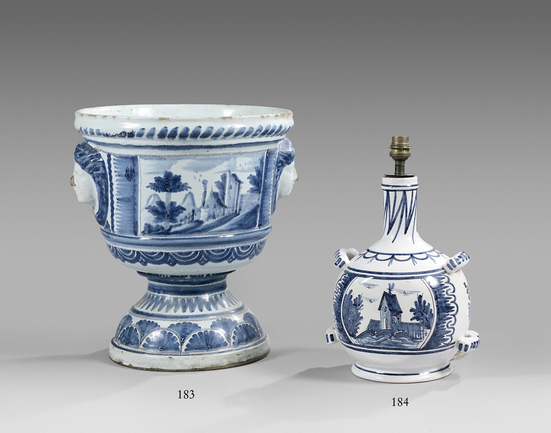 Null Flaschenvase aus Steingut, verziert mit blauen Landschaften in Medaillons.
&hellip;