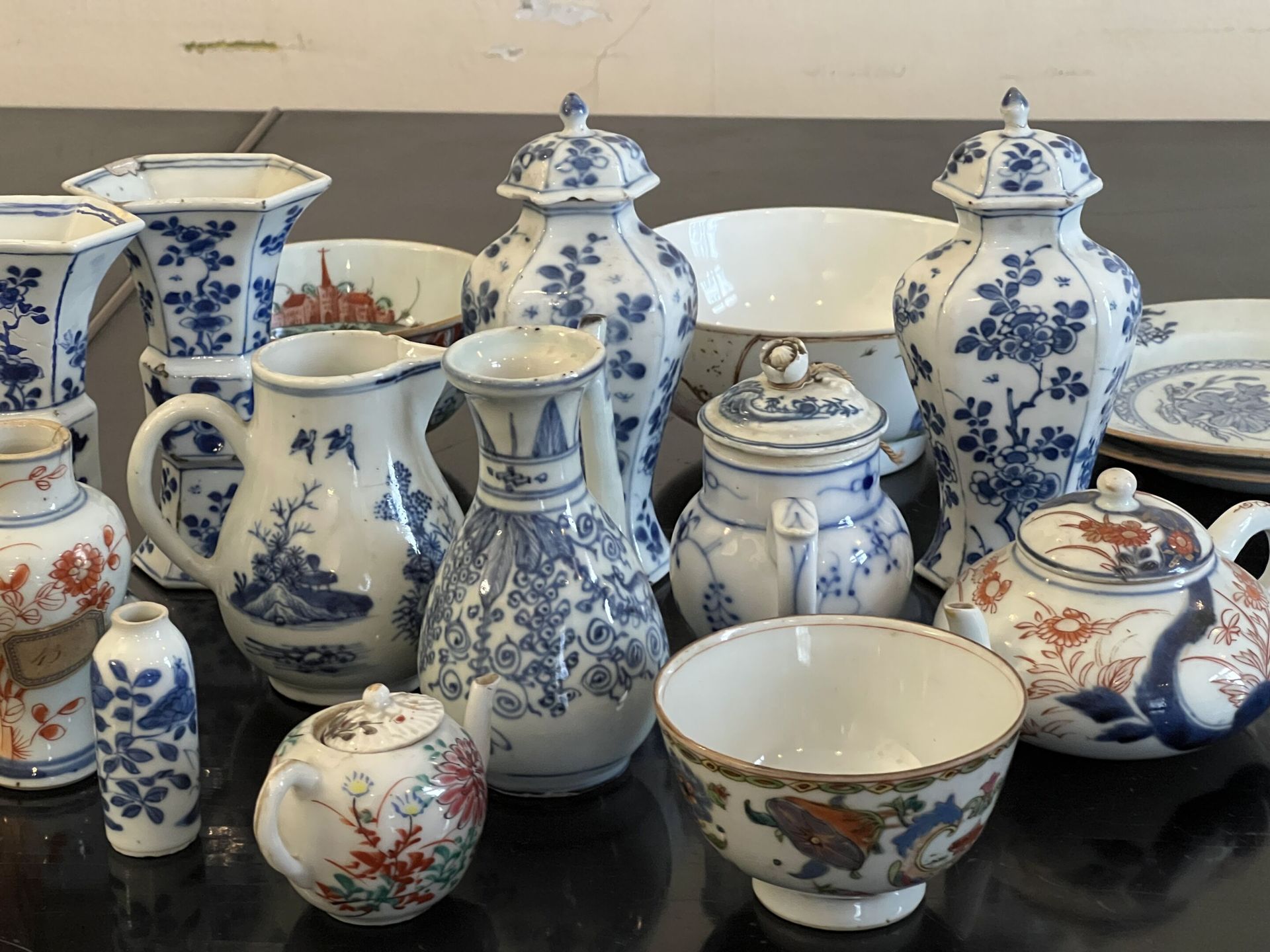 Null 极东瓷器套装，包括碗、壶、小茶壶、古湖花瓶等。