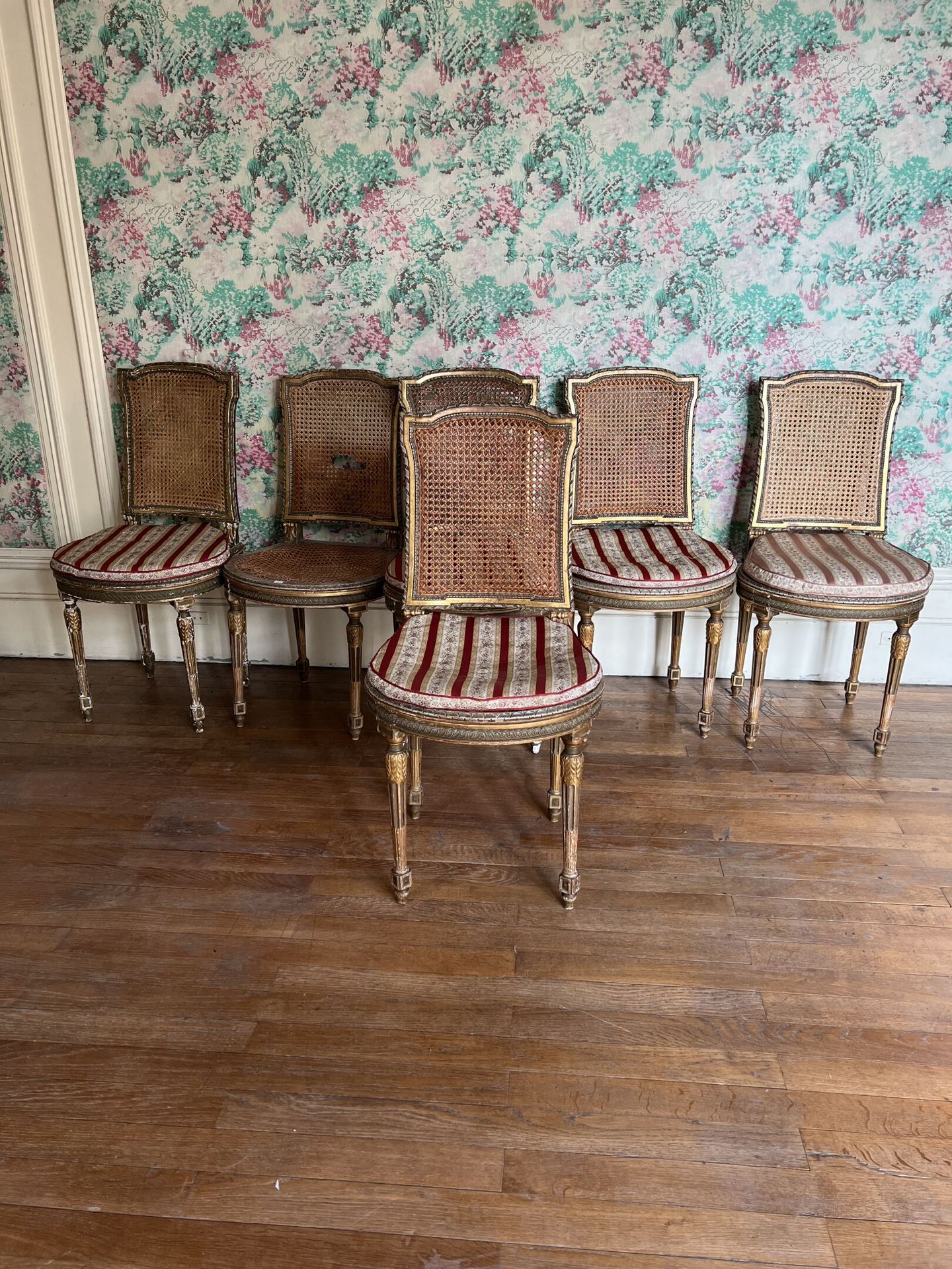 Null Suite di sei sedie in stile Luigi XVI intagliate, dorate e laccate in grigi&hellip;