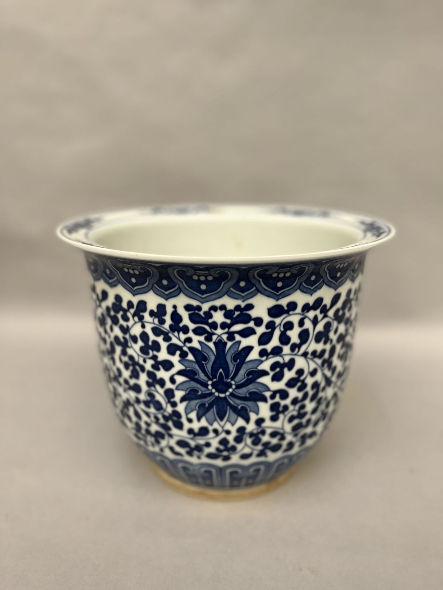 Null 中国

瓷器罐，有蓝白相间的浮雕和叶子的装饰。

(底部有穿孔)

高23厘米。

直径27.5厘米。