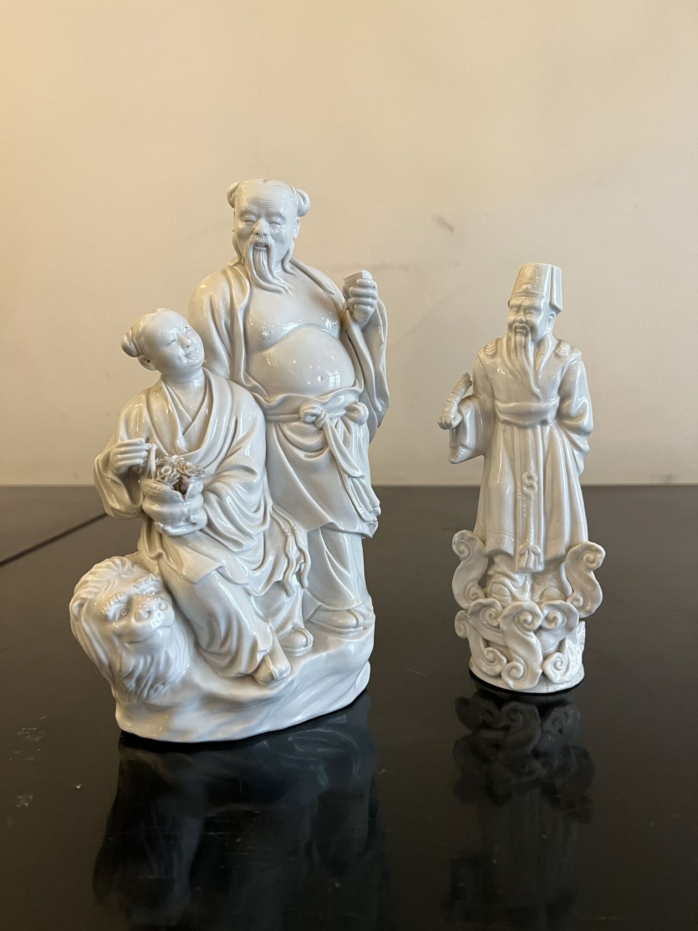 Null Vier Statuetten aus weißem China-Porzellan