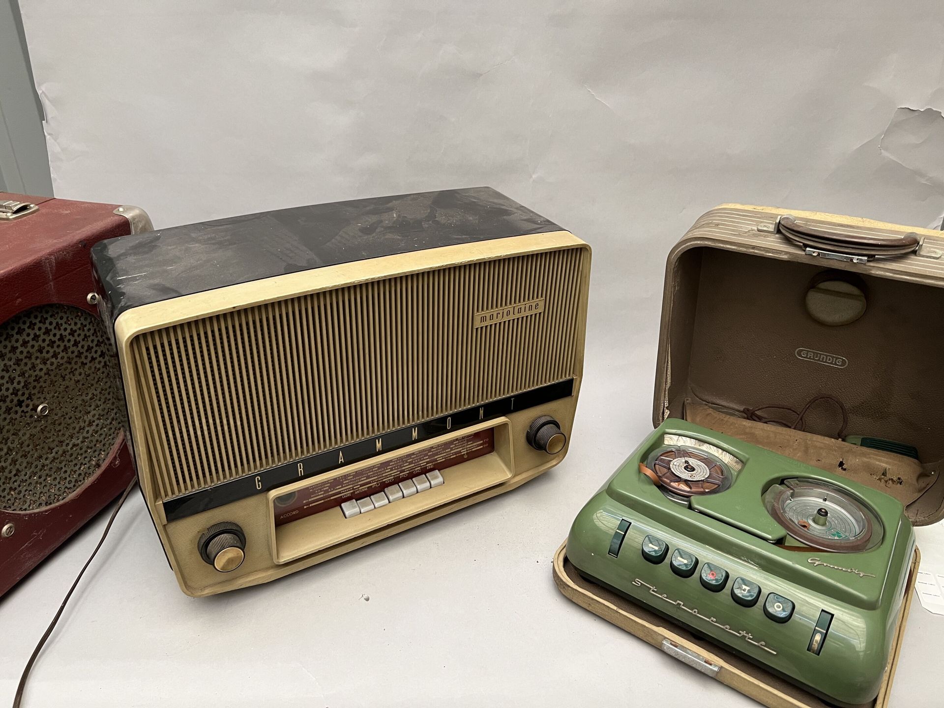 Null 包括TSF Grammont Marjolaine收音机、Stenorette Grunding录音机和黑胶唱片组的套装