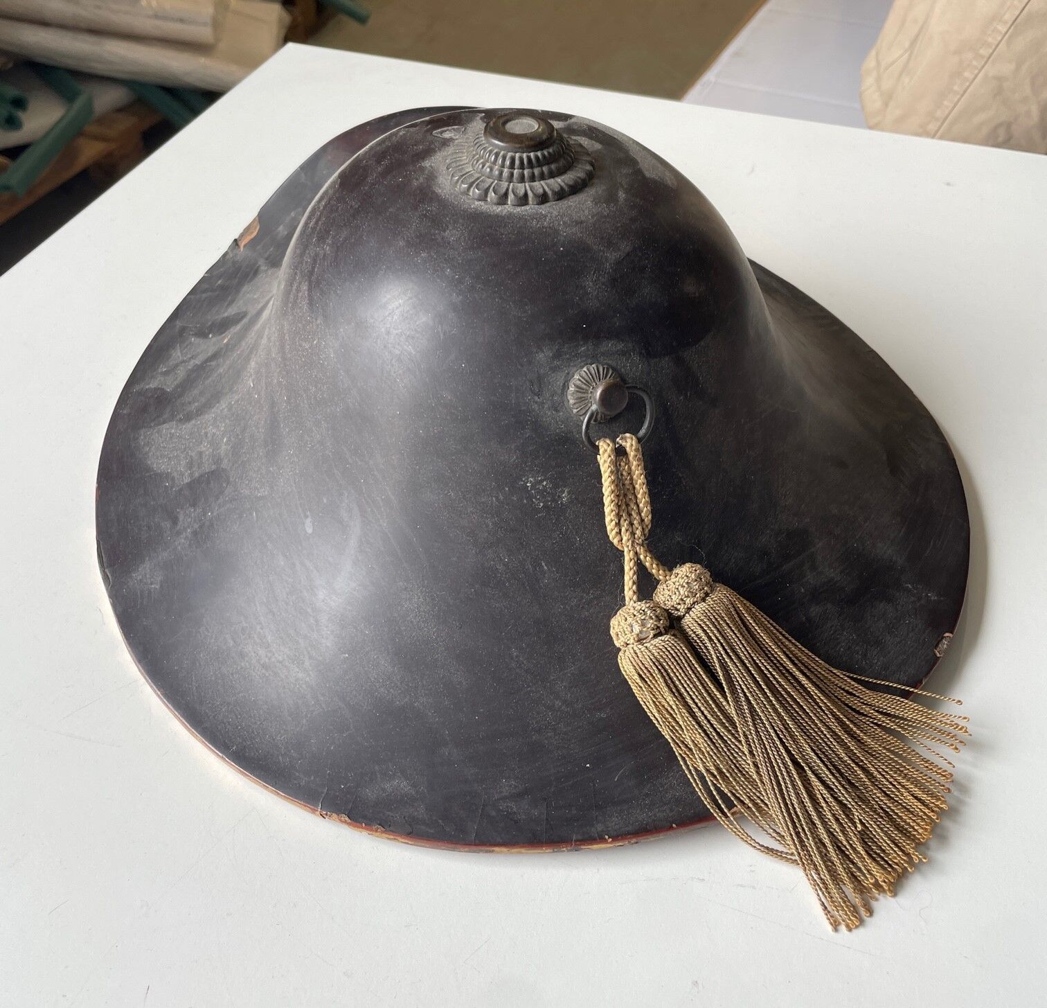 Null Japan - MEIJI-Zeit

Jingasa (Helm) aus braunem und schwarzem Lack.

L: 50cm