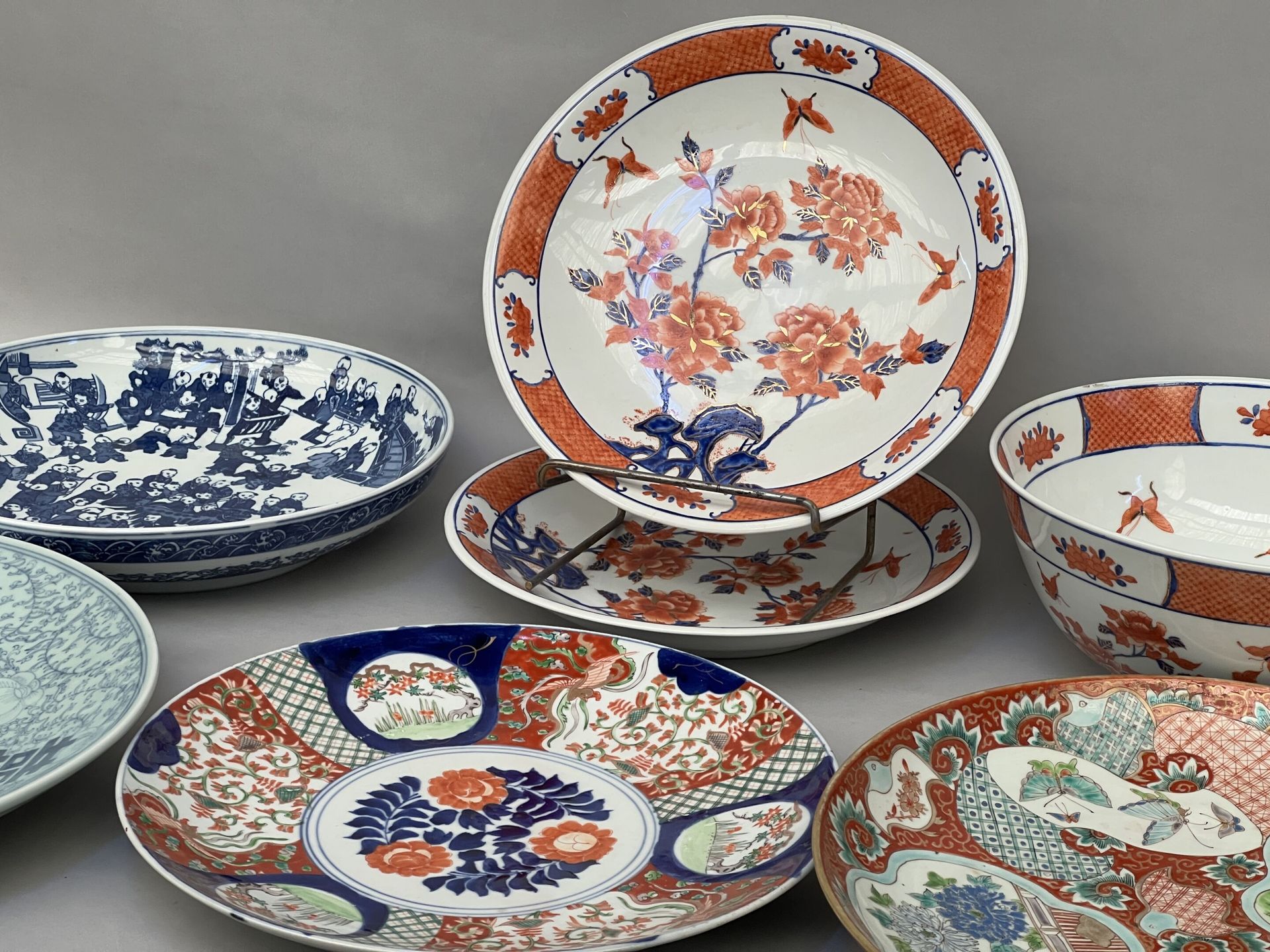 Null 中国 - 20世纪

多彩瓷器套装包括:

- 两个圆盘和一个杯，有伊万里装饰（直径33厘米）

- 蓝白相间的人物装饰圆盘（直径37厘米）

- 圆&hellip;