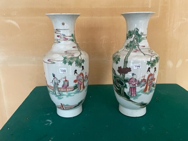 Null CHINE, XIXème

Paire de vases en porcelaine à décor de dames de cour dans d&hellip;