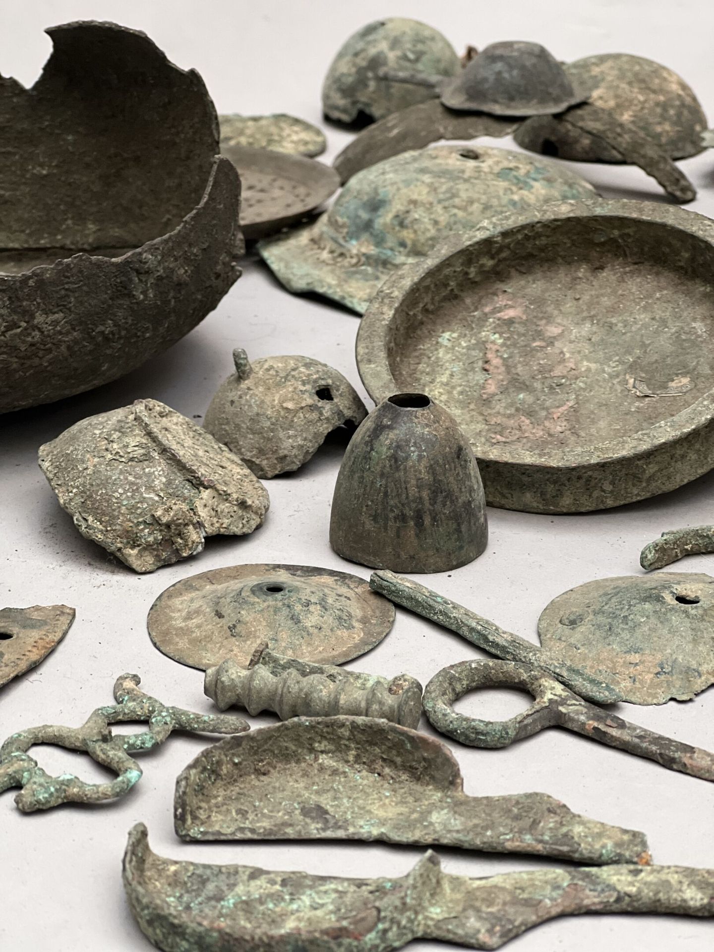 Null Set di pezzi antichi e vari in bronzo patinato e ossidato
