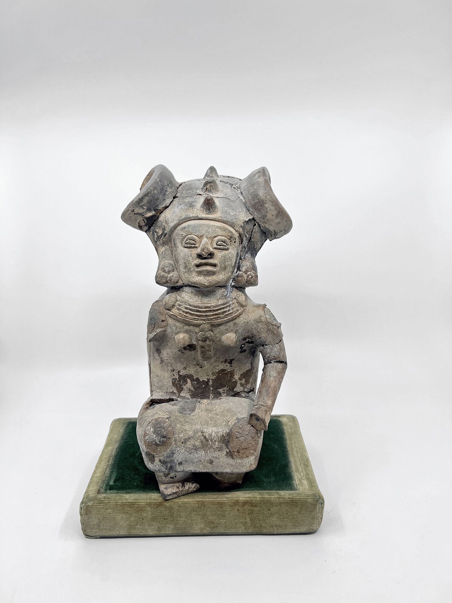 Null 美国印第安人的文化
拟人化的陶制雕像，坐着。
(许多事故和修复）。
高24厘米。

---
通过任命和提交在CAEN获得的BORDEREAU的资料。
&hellip;