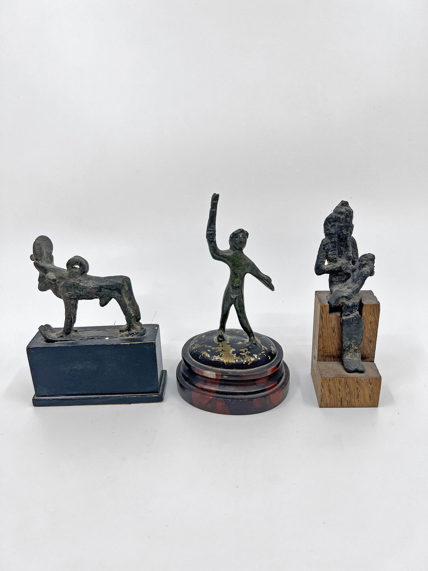 Null LOT composé de trois statuettes en bronze représentant une Isis lactans, un&hellip;