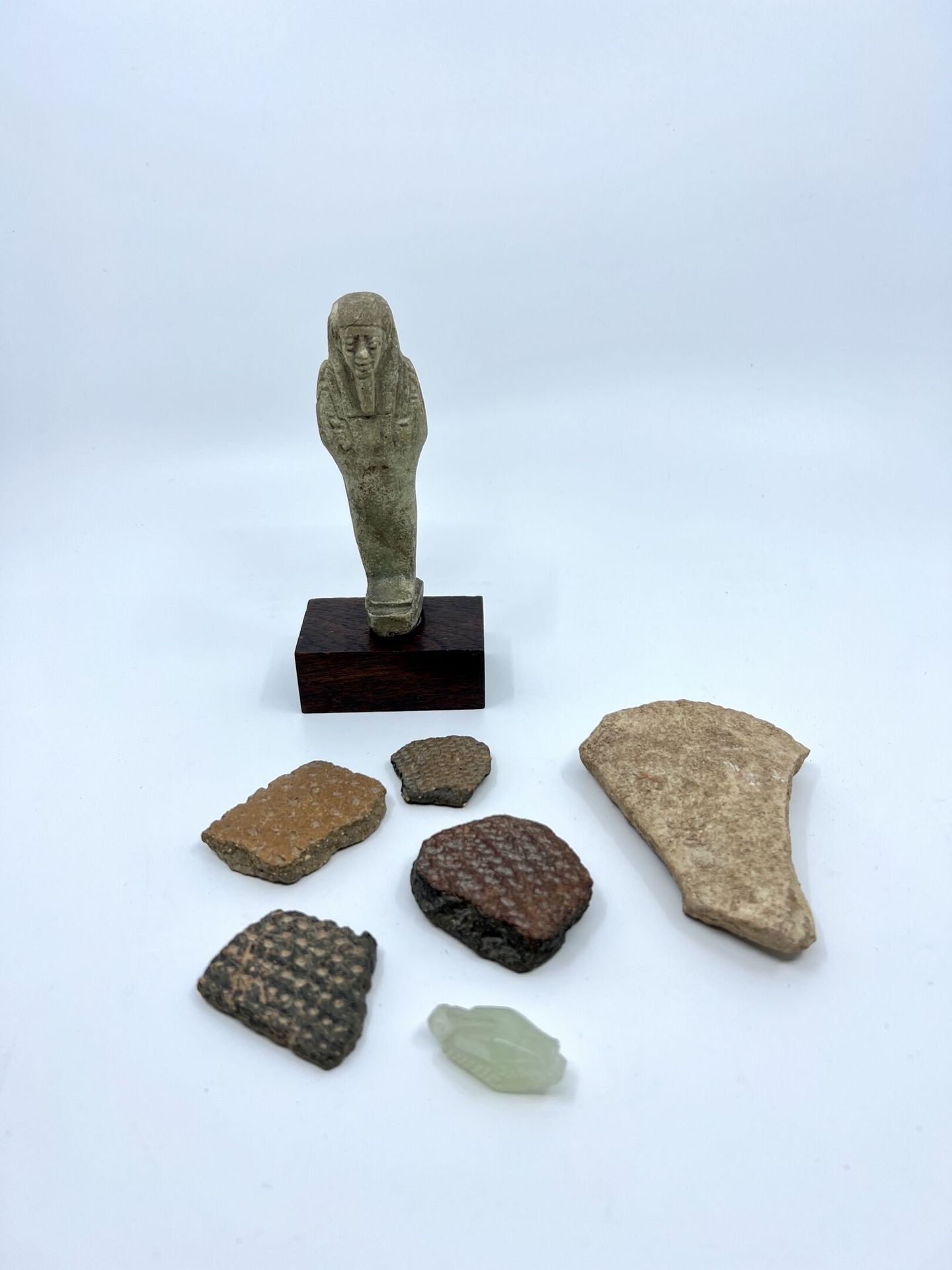 Null 拍品包括一个乌斯哈提，五个碎片和一个阿凡达护身符。陶器、粘土和绿石。埃及，晚期和各个时期。 
(事故)
高度为11厘米的oushebti。
(oush&hellip;