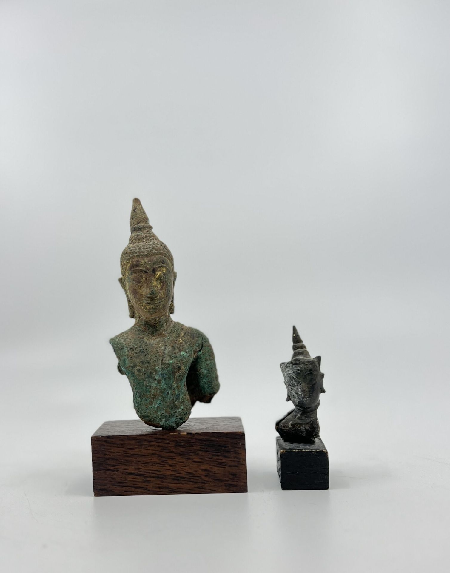 Null THAILAND
BUST OF BUDDHA in bronze with copper patina.
Height. 10 cm (withou&hellip;
