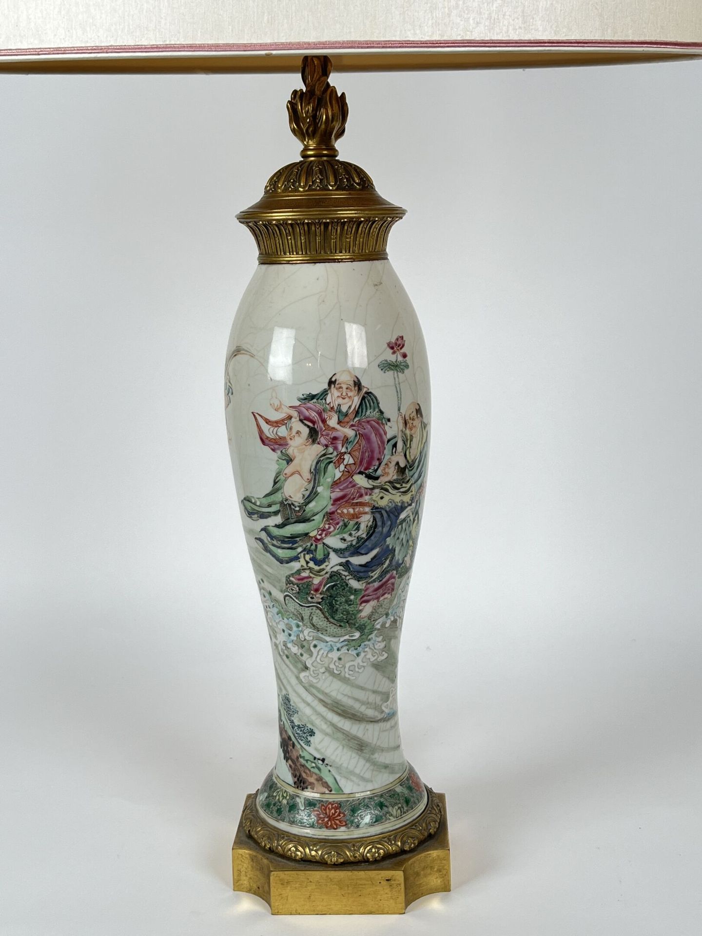 Null 中国
绿色家族风格的珐琅彩阳台灯架花瓶，表现了一群云中和蟾蜍上的人物，以及从瓶子里出现的宝塔景观。
花卉的修饰。
20世纪。
鎏金铜的安装。
(脖子上&hellip;