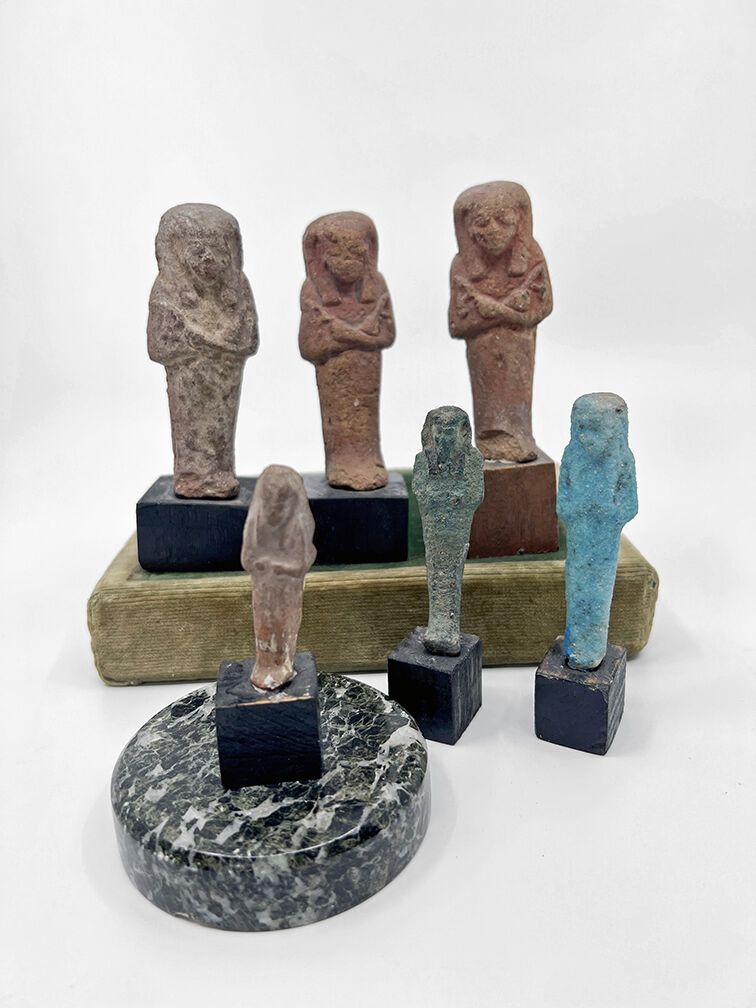 Null 一组6个无名指的乌斯比特斯。绿色和蓝色的陶器和赤土。 
埃及，晚期或托勒密时期。
最大的高度：9厘米。

2022年11月21日（星期一）至11月24&hellip;