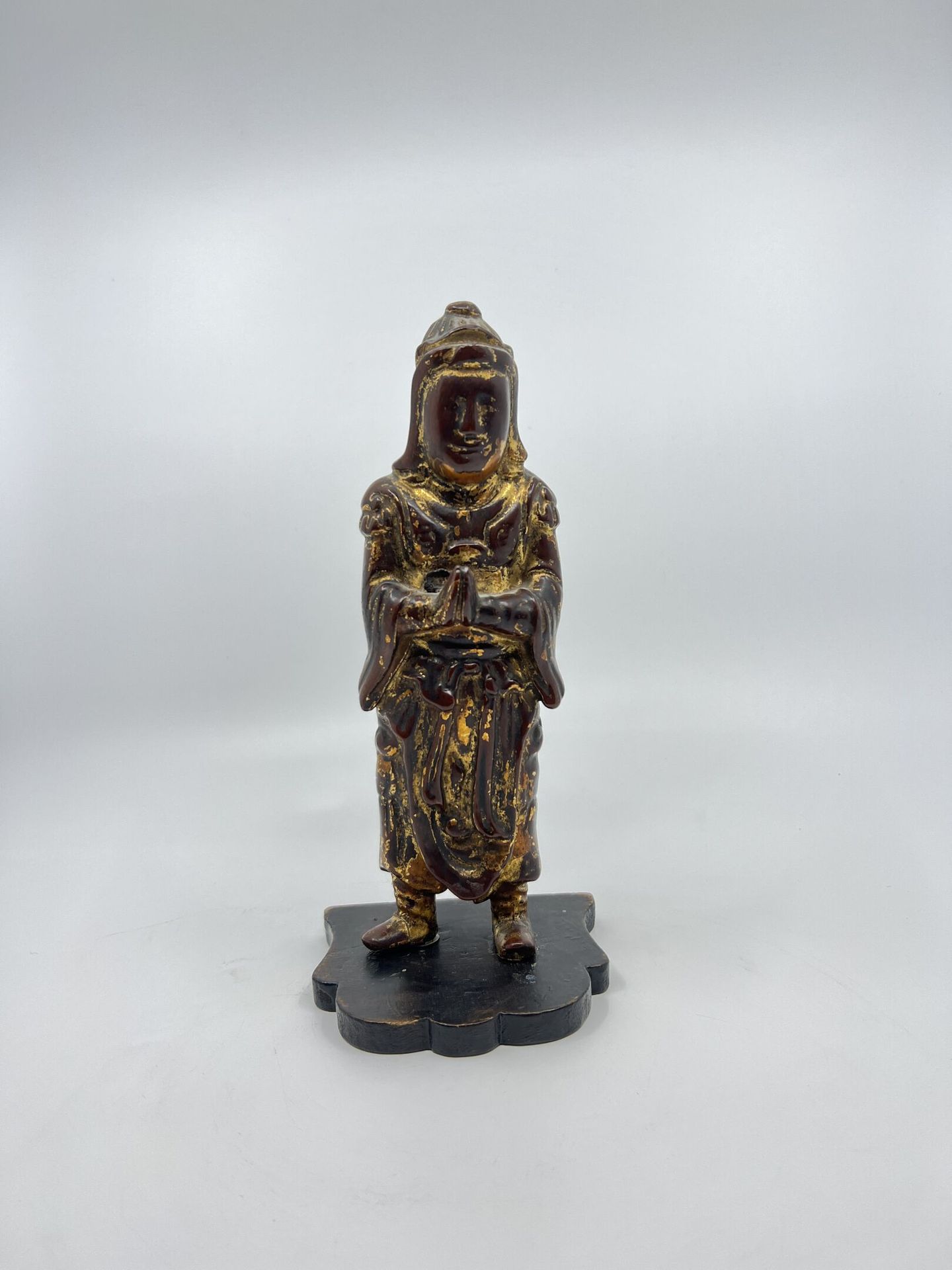 Null 中国
金漆木质战士，双手合十站立，做出祈祷的姿态。 
高24厘米。 
明代（1368-1644），17世纪




---
通过任命和提交在CAEN获&hellip;
