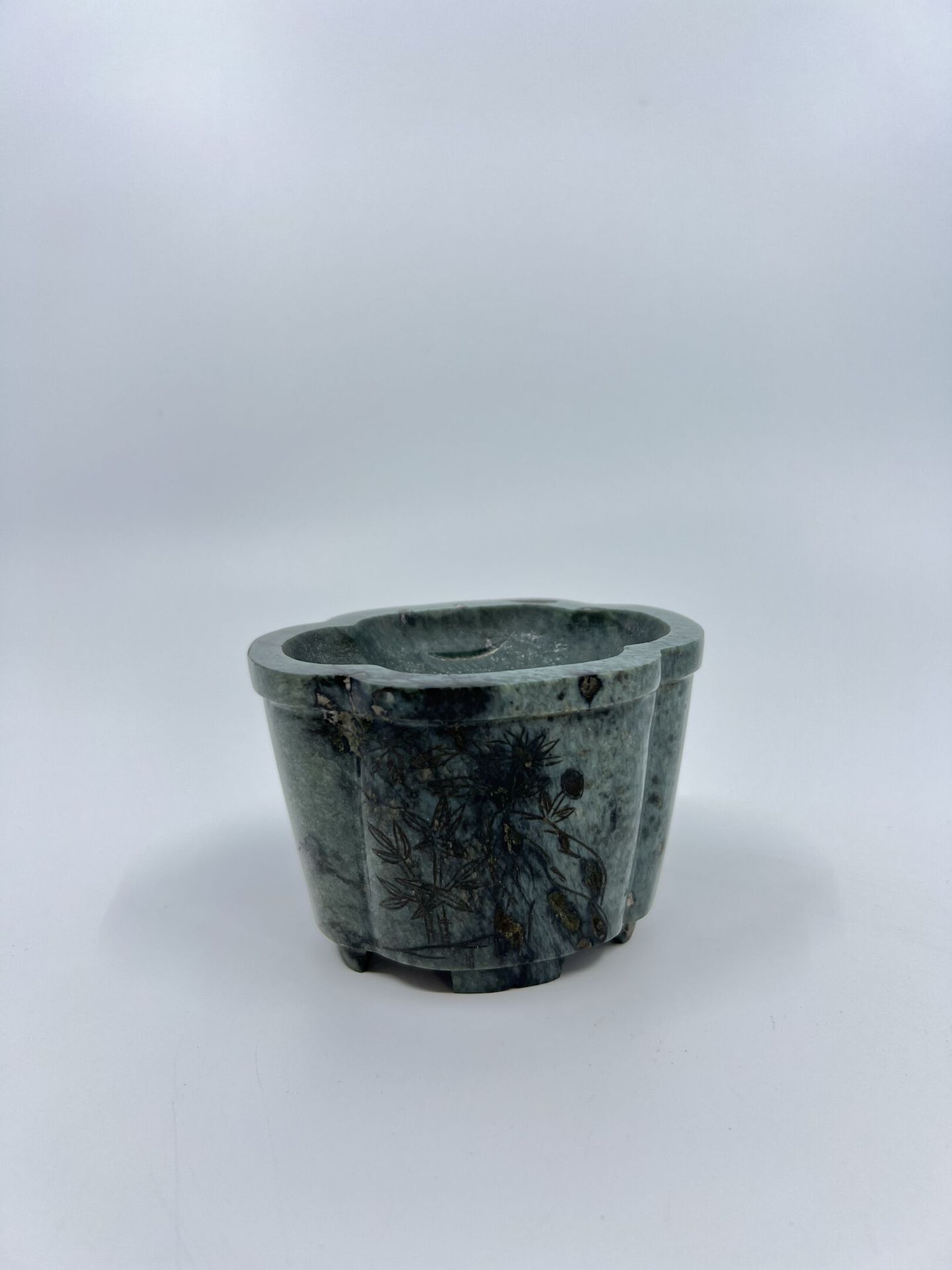 Null CHINE
RESERVOIR à eau en pierre bleue sculptée et gravée à décor de brancha&hellip;