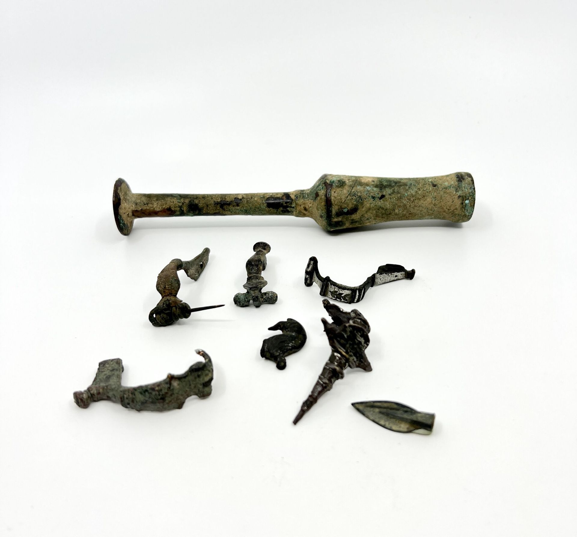 Null 拍品包括六个模制的弓形纤维，一个斯基泰式的箭头和一个带针的假神像瓶。
青铜，带绿色铜锈。缺少倒钩(用于纤维素)
伊朗，铁器时代和帕提亚时期，以及3世纪&hellip;