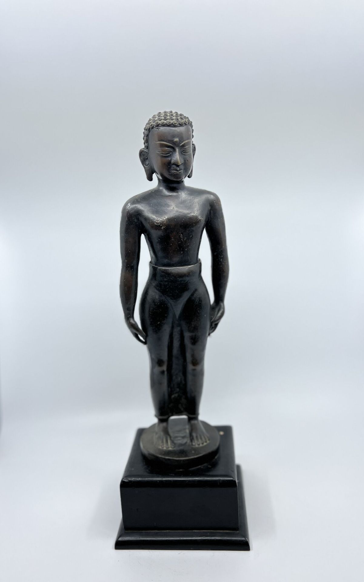 Null BIRMANIA
STANDING BUDDHA in patinated bronze in two parts.
Height 36 cm (wi&hellip;